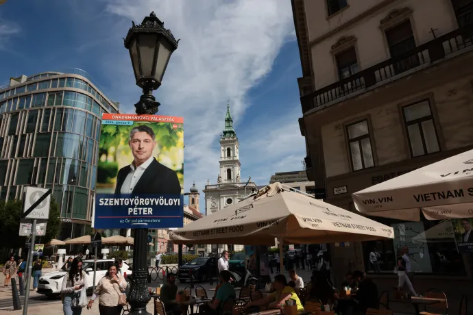Szentgyörgyvölgyi Péter plakátja az V. kerületben – Fotó: Hevesi-Szabó Lujza / Telex