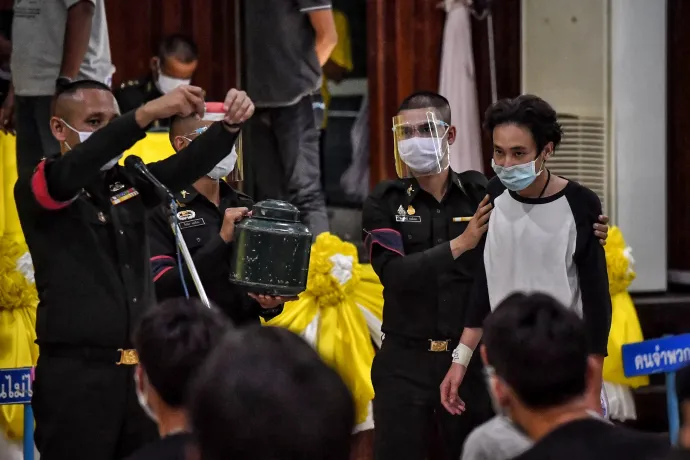 Thaiföldön sorshúzással dől el, kit soroznak be katonának, és kit nem