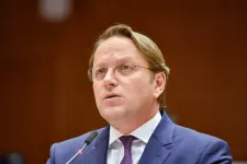 Elillant a magyar EU-biztos neve a grúz ügynöktörvényt elítélő uniós közleményről