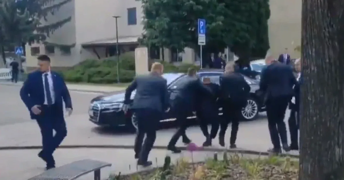 Videón látható, ahogy a botladozó Robert Ficót testőrei az autóba segítik