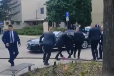 Videón látható, ahogy a botladozó Robert Ficót testőrei az autóba segítik