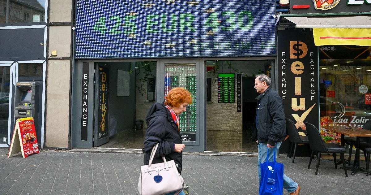 Nőni fog a fizetésünk és a gazdaság, de jövőre már közel 420 forint is lehet egy euró