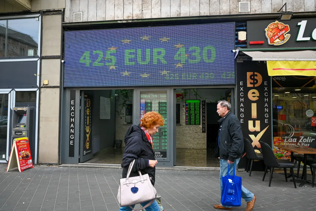 Nőni fog a fizetésünk és a gazdaság, de jövőre közel 420 forint is lehet már egy euró