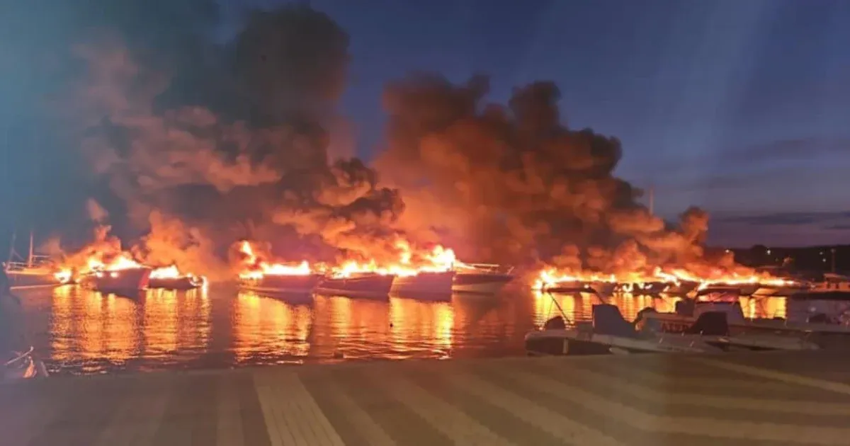 Tűz ütött ki Isztria partjainál álló hajókon, 22 kiégett