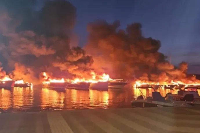 Tűz ütött ki Isztria partjainál álló hajókon, 22 kiégett