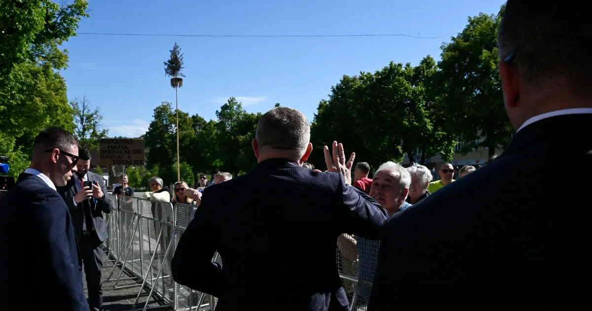 „A testőrök megpróbálták felemelni Robert Ficót, aki mozdulatlan volt” – beszámoló a szlovákiai merényletről