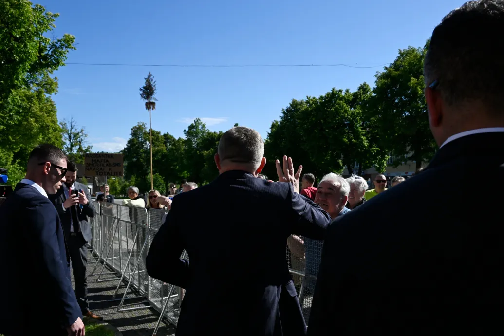 „A testőrök megpróbálták felemelni Robert Ficót, aki mozdulatlan volt” – beszámoló a szlovákiai merényletről