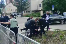 „A testőrök megpróbálták felemelni Robert Ficót, aki mozdulatlan volt” – beszámoló a szlovákiai merényletről
