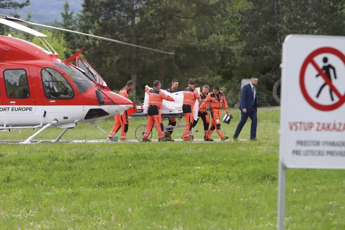 Robert Fico miniszterelnököt életveszélyes állapotban szállítják kórházba Besztercebányán (Banská Bystrica) – Fotó: Jan Kroslák / TASR / AP / MTI