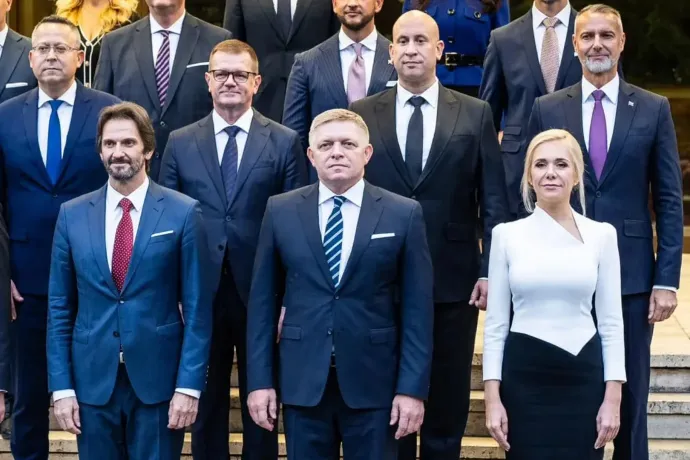 Az első sorban balról Robert Kaliňák védelmi miniszter, Robert Fico miniszterelnök és Denisa Saková gazdasági miniszter, mögöttük balról a második Peter Kmec, a helyreállítási terv elnökhelyettese – Fotó: Peter Kmec / Facebook