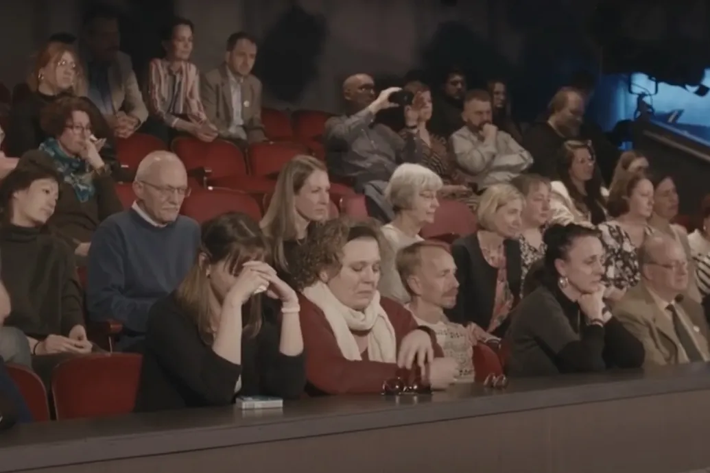 Kirúgott és felmondott tanáraiknak énekeltek szerenádot diákjaik egy darab végén a Radnóti Színházban