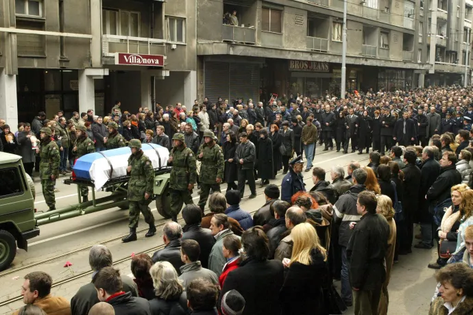 Zoran Đinđić koporsóját gyászoló tömeg kíséri a szerb miniszterelnök temetésén Belgrádban, 2003. március 15-én – Fotó: Oleg Nikishin / Getty Images