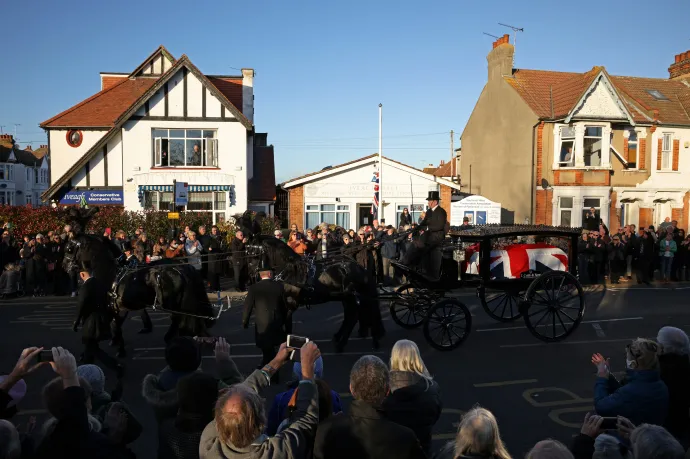 Sir David Amess konzervatív képviselőt 2021. október 15-én gyilkolták meg az essexi Leigh-on-Sea Belfairs metodista templomában, temetési menetét tömegek kísérték a városban – Fotó: Yui Mok, Dan Kitwood / Getty Images