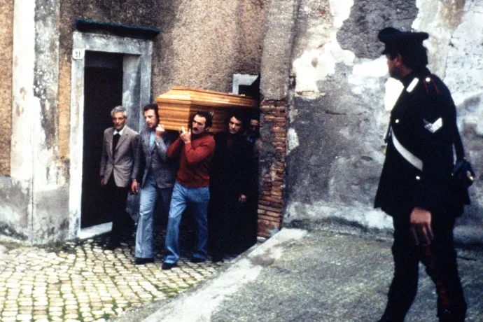 Aldo Moro holttestét 1978. május 9-én Róma központjában, egy Renault csomagtartójában találták meg. Az exminiszterelnököt a Tiberis-völgyben, Torrita Tiberinában temették el – Fotó: Gianni Giansantini, Vittoriano Rastelli / Getty Images