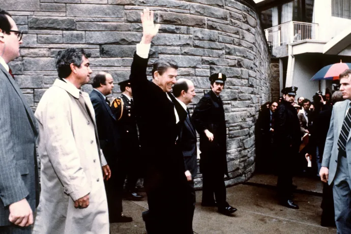 Az elnöki fotós, Mike Evens 1981. március 30-án készített képein Ronald Reagan látható közvetlenül a merénylet előtt, a következő képkockán pedig már a Secret Service ügynökei siettek a sérültek segítségére, és fogják el John Hinckley-t, a merénylőt a Washington Hilton Hotel előtt – Fotó: Mike Evens / Consolidated News Pictures / AFP