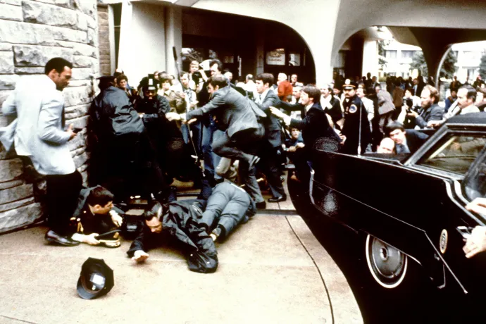 Az elnöki fotós, Mike Evens 1981. március 30-án készített képein Ronald Reagan látható közvetlenül a merénylet előtt, a következő képkockán pedig már a Secret Service ügynökei siettek a sérültek segítségére, és fogják el John Hinckley-t, a merénylőt a Washington Hilton Hotel előtt – Fotó: Mike Evens / Consolidated News Pictures / AFP