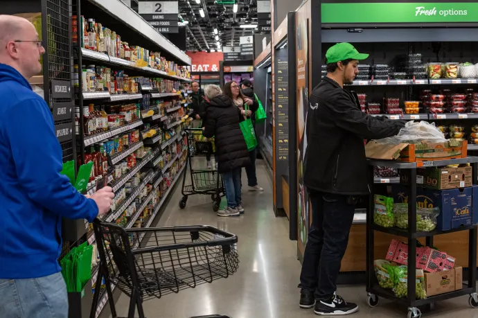 Vásárlók és szenzorok egy Amazon Go üzletben, Seattle-ben – Fotó: David Ryder / Getty Images