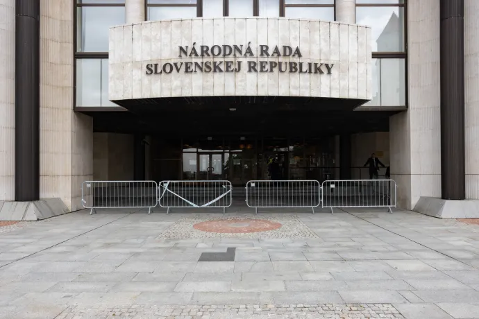 A parlamentet lezárták a látogatók előtt – Fotó: Hevesi-Szabó Lujza / Telex