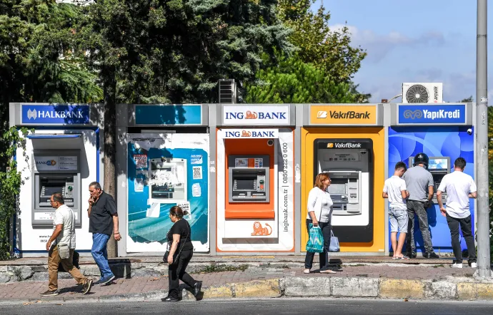 ATM-ek Isztambulban – Fotó: Ozan Kose / AFP