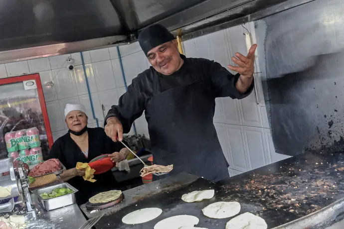 Arturo Rivera Martinez, az El Califa de León szakácsa és egy kész taco – Fotó: Silvana Flores / AFP