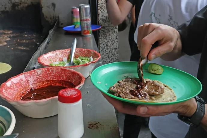 Arturo Rivera Martinez, az El Califa de León szakácsa és egy kész taco – Fotó: Silvana Flores / AFP