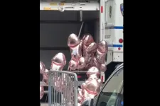 Pénisz alakú, rózsaszín lufikkal tiltakozott a Trump-párti művész az exelnök elleni per miatt