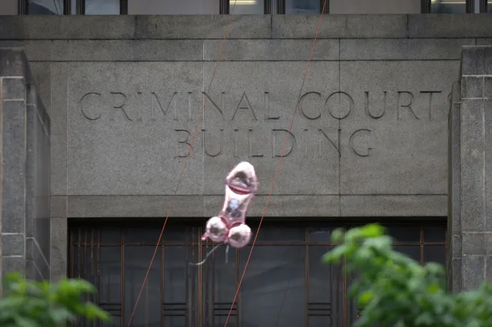 Pénisz alakú, rózsaszín lufikkal tiltakozott a Trump-párti művész az exelnök elleni per miatt