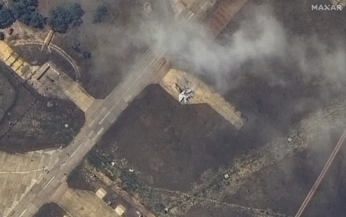 Egy kilőtt MiG-29-es a Belbek Légitámaszponton – Fotó: AFP/ Satellite Image ©2024 Maxar Technologies