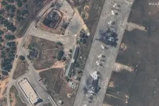 Műholdképeken látszik, hogy vadászgépeket és egy épületet is szétlőttek egy krími bázison az ukránok