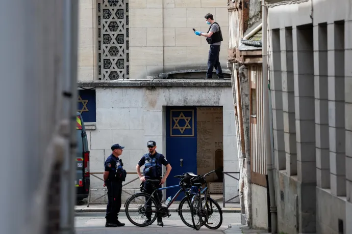 Helyszínelő rendőrök a zsinagógánál a normandiai Rouenben – Fotó: Gonzalo Fuentes / Reuters