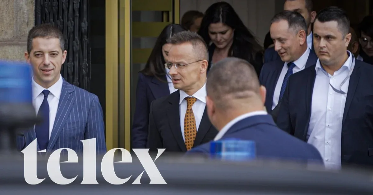 Az utcán, rendőrök mögül kiabálva kérdeztük Szijjártót az orosz titkosszolgálatok támadásáról