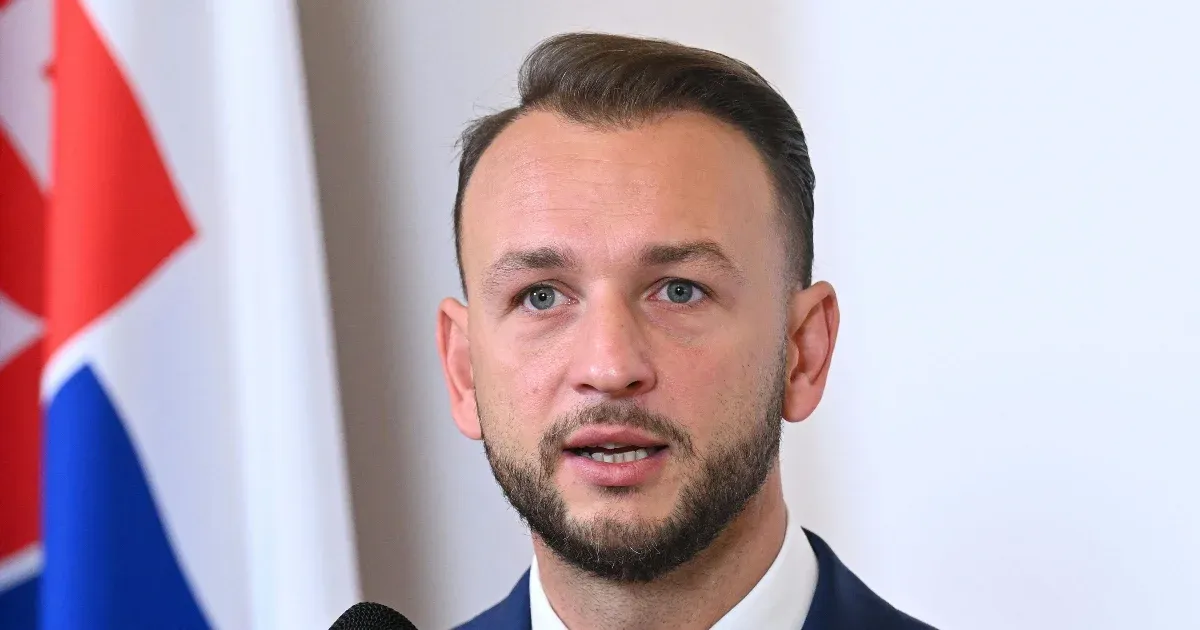 A testőröket támadó fotelhuszároknak ment neki a szlovák belügyminiszter