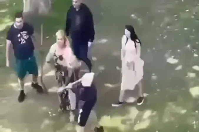 Macsetével ment egymásnak két csoport Pécsen, majd egyikőjük szándékosan elgázolt két embert