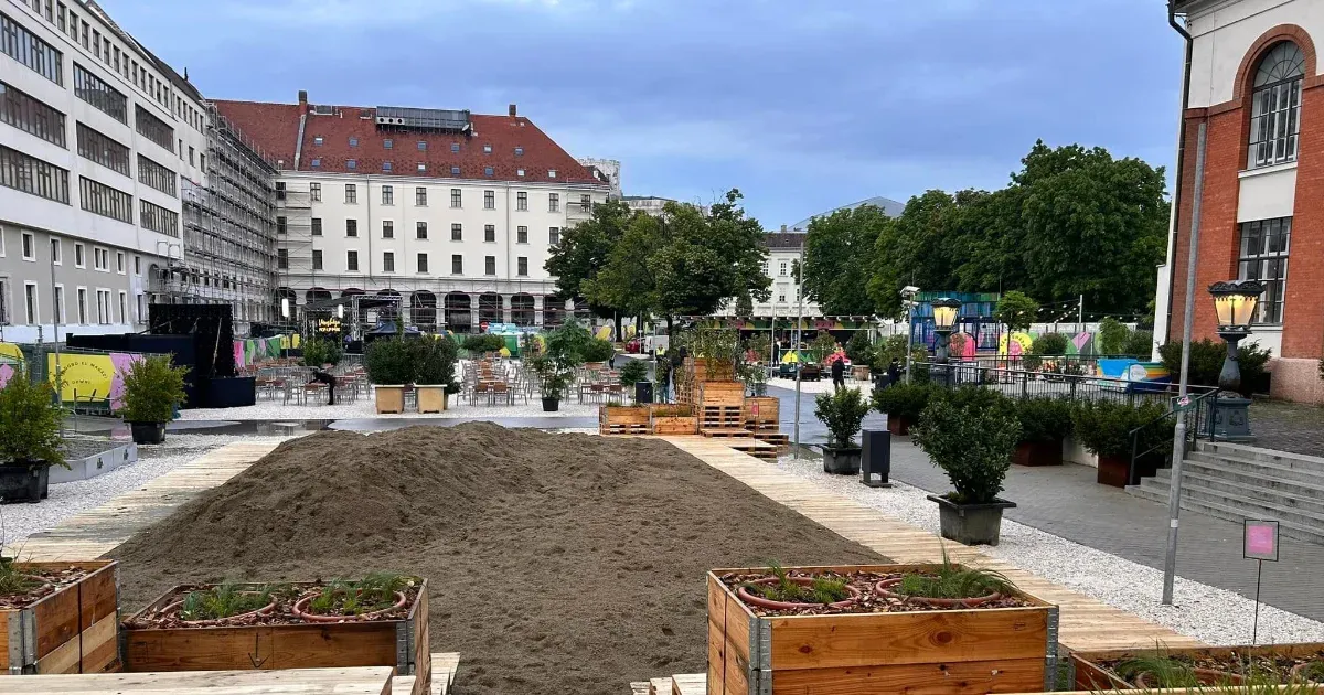 Megnyitott a pop-up közpark a Városházán