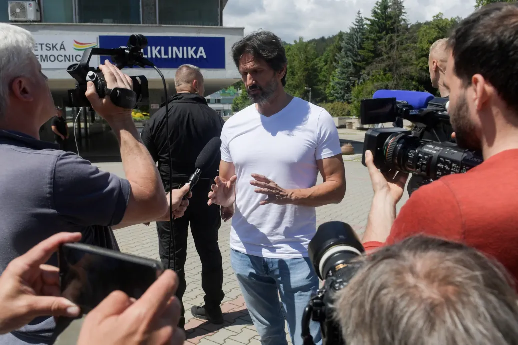 Továbbra is súlyos Fico állapota, de ébren van, lehetett vele beszélni is