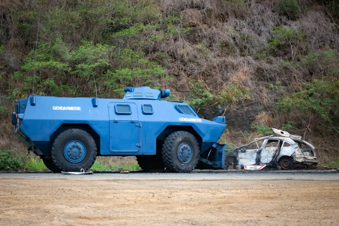 Páncélozott járművekkel bontják el a blokádokat a francia csendőrök – Fotó: Delphine Mayeur / AFP or licensors