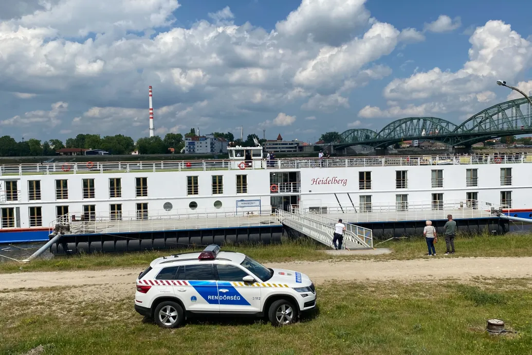 Helyszínelnek és tanúkat hallgatnak ki a rendőrök a verőcei balesetben részt vett szállodahajón