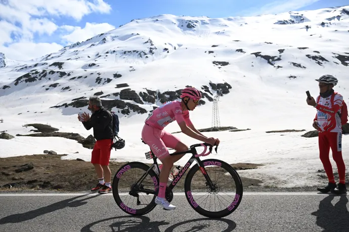 Tadej Pogačar negyedik szakaszát nyerte a Giro d'Italián – Fotó: Dario Belingheri / Getty Images
