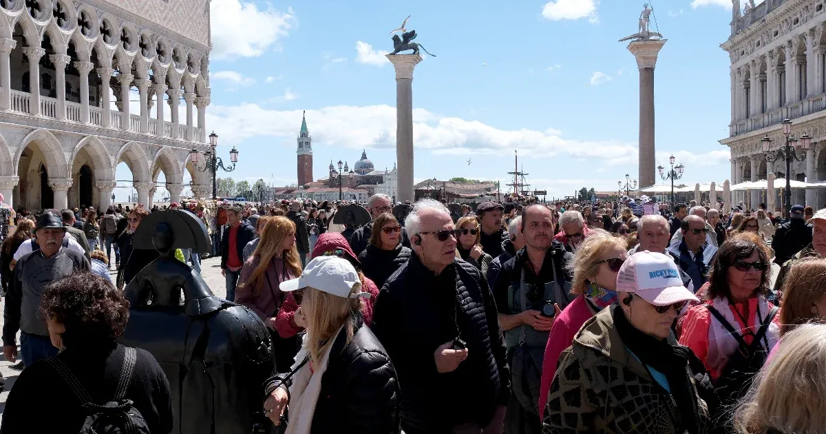 Había más turistas en Venecia después de presentar el billete de entrada, porque había demasiados turistas.
