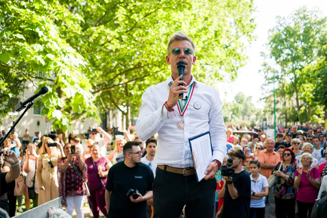 Magyar Péter: Orbán Viktor lezárt utcákon kampányol, mintha kijárási tilalom lenne