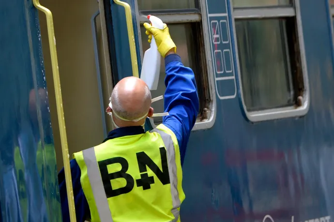 Több szálon kötődik a közbeszerzéseken taroló takarítócég a közbeszerzéseket kiíró állami szervhez