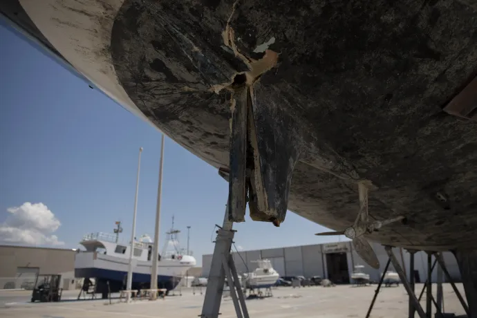 Orkatámadásban megsérült hajó a spanyolországi Barbate kikötőjében – Fotó: Jorge Guerrero / AFP