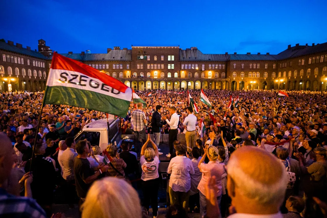Megtelt a Dóm tér a Tisza Párt szegedi demonstrációján