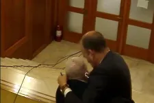 A volt román pénzügyminiszter orron haraphatta kollégáját a parlament folyosóján