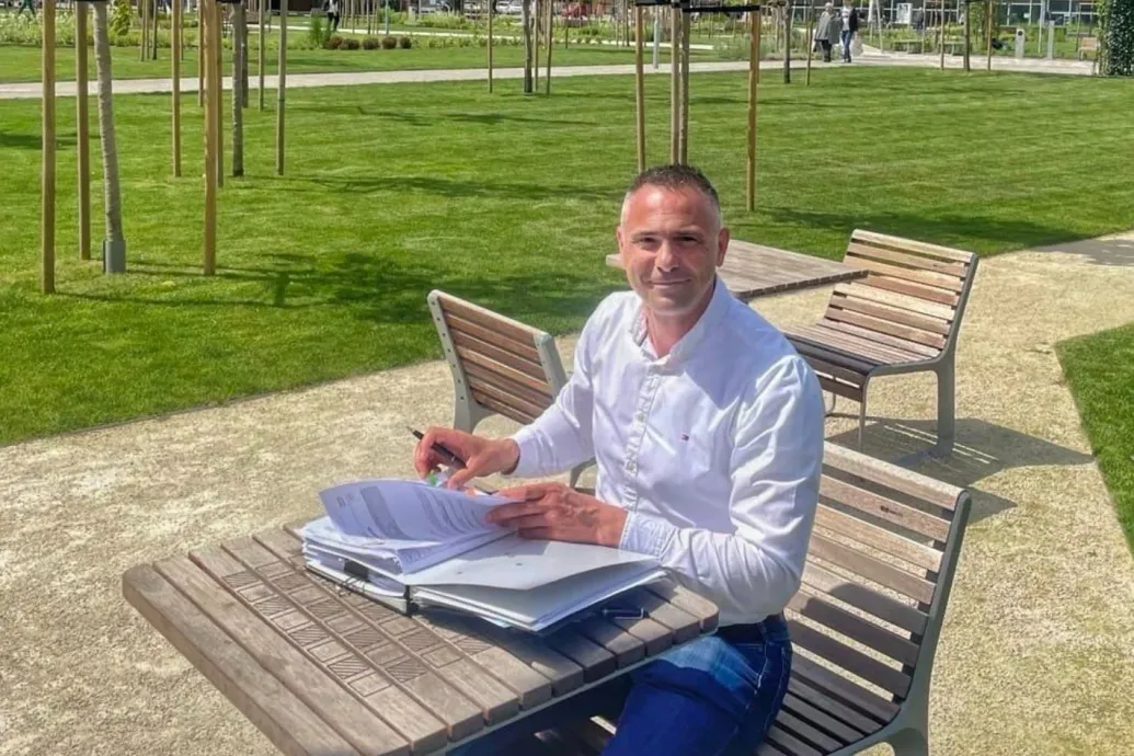 Házkutatás volt a DK újpesti polgármesterjelöltjénél a fradisták és az újpestiek közös számlagyára ügyében