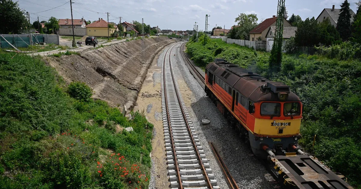 Soroksáron úgy kimosta az eső a Budapest-Belgrád vonalnál a síneket, hogy néhány alá be lehet látni