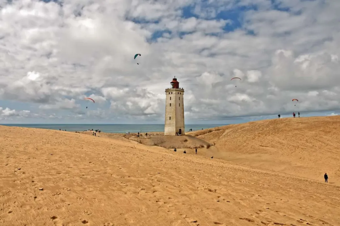 A dán világítótorony, amit sínen vontattak arrébb a partpusztulás miatt