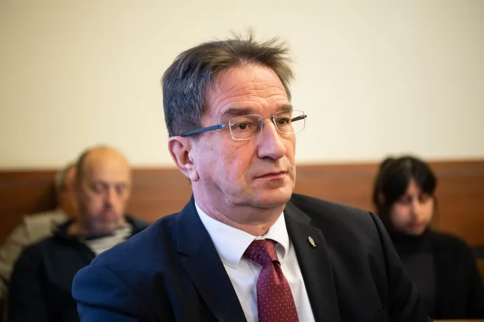 Audi terepjáróval vitte lángosozni a családját Völner Pál