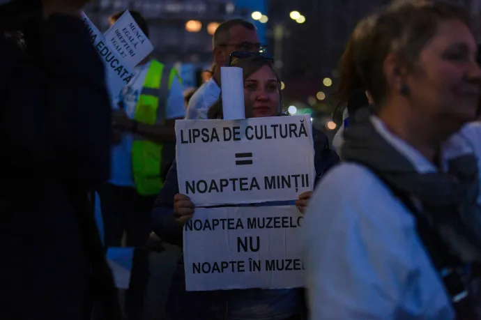 Kétszer 5 százalékos fizetésemeléssel némítaná el a kormány a tüntető múzeumi és könyvtári dolgozókat