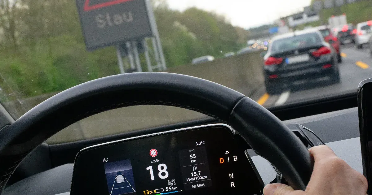Veszélyesebbek a gyalogosokra az elektromos autók, mint a hagyományosak, főleg városi környezetben